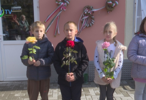 Flashmob a Hunyadi úti emléktáblánál