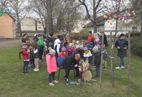 Tojáskeresés a parkban