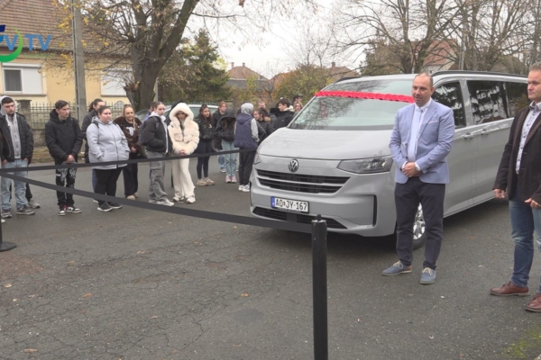 Új kisbuszt kapott a Remenyik