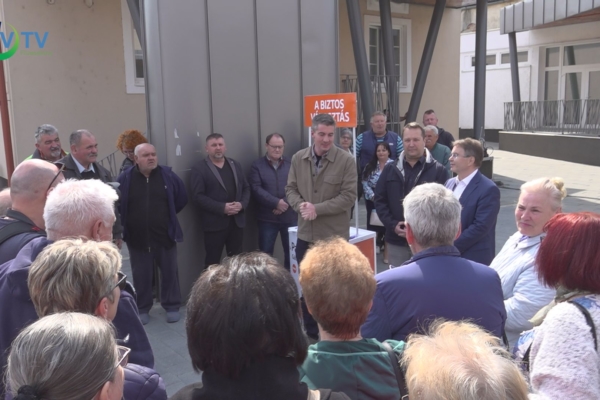 Voks 2026: Utcafórumot tartott Kocsis Máté