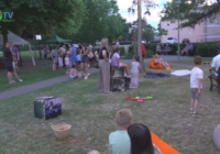 Nyári napforduló a városi közparkban