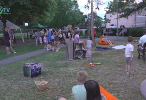 Nyári napforduló a városi közparkban