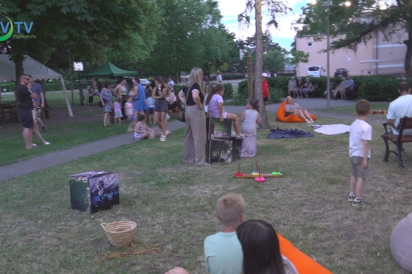 Nyári napforduló a városi közparkban