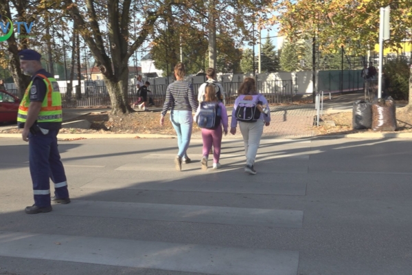 A rendőrök is segítik a tanévkezdést
